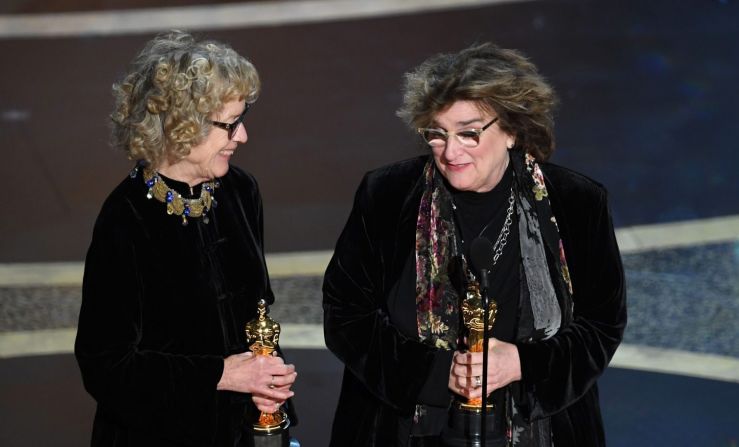 Nancy Haigh y Barbara Ling (izquierda a derecha) aceptan el Oscar por mejor diseño de producción por “Once Upon a Time… In Hollywood”.