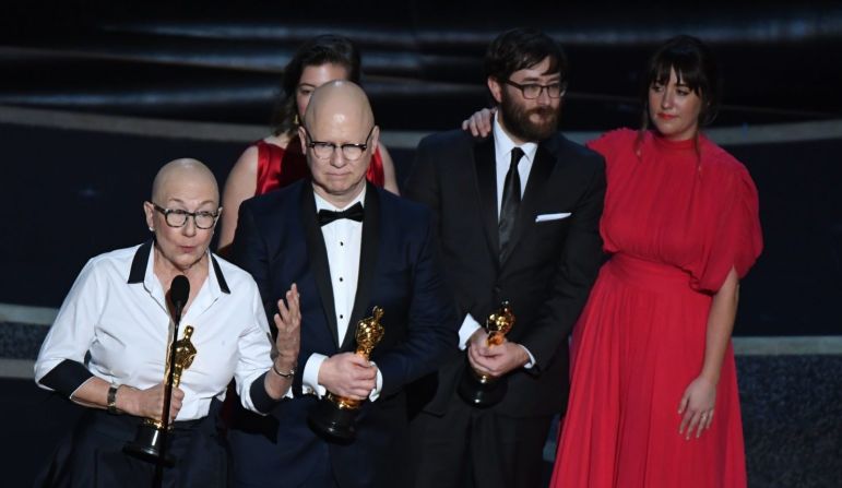 Los directores Julia Reichert y Steven Bognar aceptan el Oscar por mejor documental por “American Factory”, una producción de Netflix.