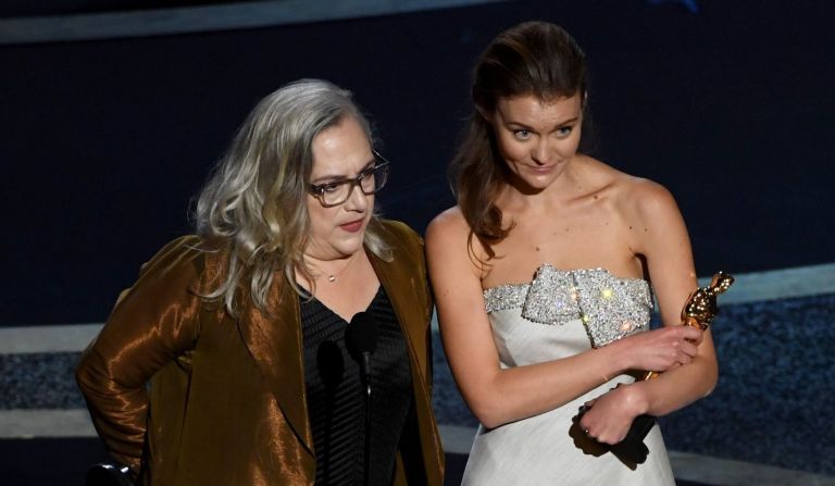 Carol Dysinger y Elena Andreicheva aceptan el Oscar por mejor corto documental por “Learning to Skateboard in a War Zone (If You’re a Girl)”. En su discurso de aceptación, Dysinger dijo que la producción fue una carta de amor a Afganistán, un país en donde ha trabajado desde el 2005.