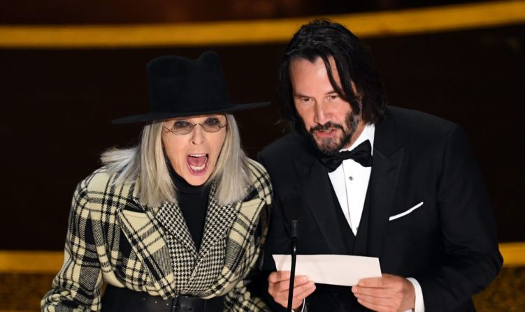 La actriz Diane Keaton y el actor Keanu Reeves durante la presentación de la categoría mejor guión original. En un momento gracioso, Keaton golpeó el micrófono con el sobre que contiene el nombre del ganador y estalló en risa.