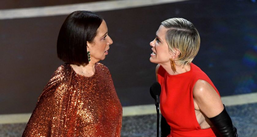 Las actrices Maya Rudolph y Kristen Wiig muestran lo versátiles que son para los directores que asisten a la gala. Ambas les dijeron que no solo saben hacer comedia, también pueden interpretar personajes dramáticos.