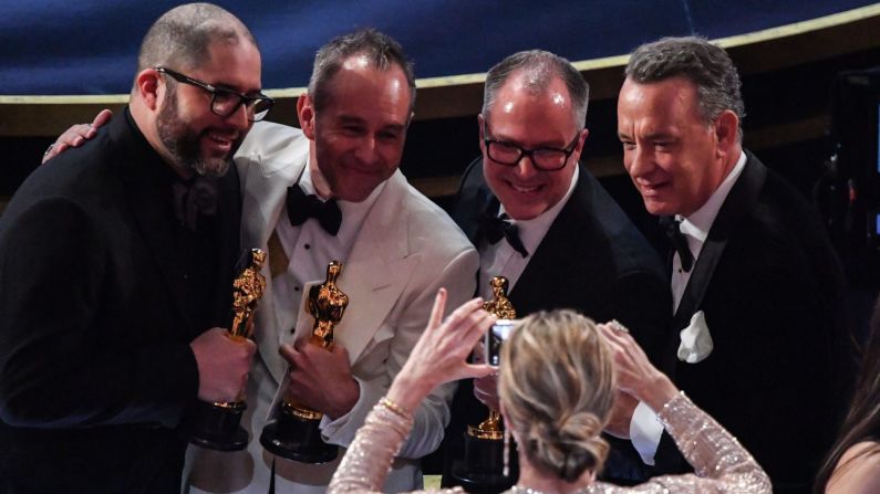 Rita Wilson, esposa de Tom Hanks, toma una foto del actor junto a sus directores, Jonas Rivera, Josh Cooley, Mark Nielsen, quienes ganaron el Oscar por mejor película animada por "Toy Story 4". Hanks interpreta a "Woody" en todas las cintas de "Toy Story".