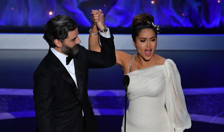 La representación latina en los premios Oscar: Oscar Isaac (Guatemala) y Salma Hayek (México) presentan la categoría mejor mezcla de sonido. Hayek bromeó diciendo que por fin pudo sostener un Oscar en el escenario, mientras agarraba la mano de Isaac.