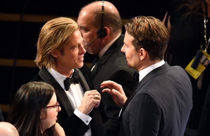 Dos de los hombres más guapos del mundo (según el diario Daily Mail), Brad Pitt y Bradley Cooper conversan detrás de cámaras durante la ceremonia de los premios Oscar 2020.