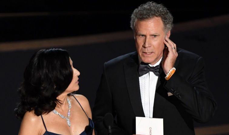 Julia Louis-Deyfrus y Will Ferrel gastaron una broma a los directores de fotografía, describiendo algunos de los trabajos que realizan en un set de grabación. Los actores entregaron el Oscar de mejor fotografía a Roger Deakins.