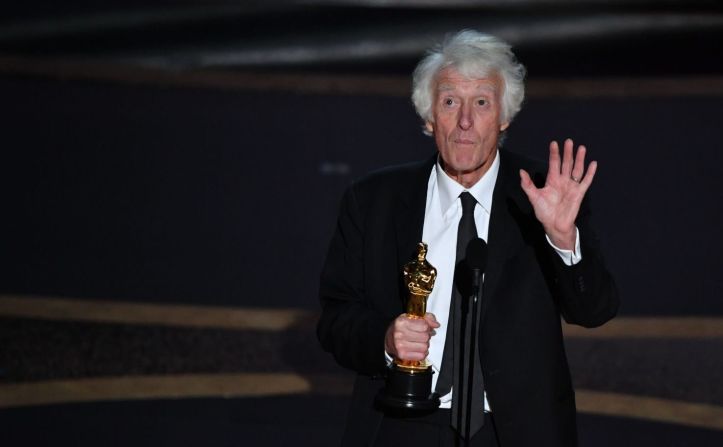 Roger Deakins recibe el Oscar por mejor fotografía por su trabajo en “1917”.