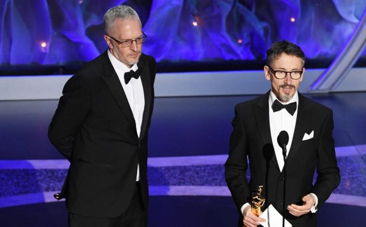 Mark Taylor y Steven Wilson reciben el Oscar por mejor mezcla de sonido por la cinta “1917”.