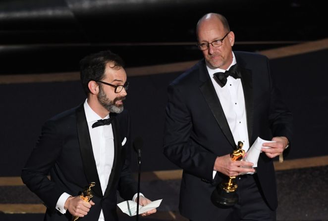 Andrew Buckland y Michael McCusker (izquierda a derecha) aceptan el Oscar a la mejor edición por “Ford vs Ferrari”.