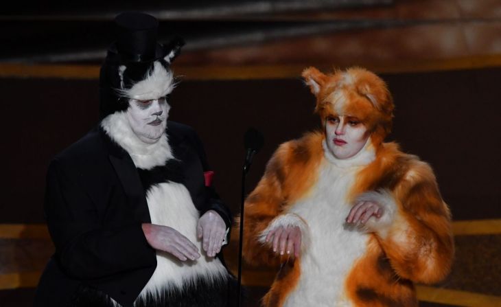 Nadie se imaginó ver a dos gatos, al menos en disfraz, en el escenario de los premios Oscar. Los actores James Corden y Rebel Wilson presentan, disfrazados de gatos, el premio de la Academia a los mejores efectos visuales. Tanto Corden como Wilson estuvieron en la cinta de CATS, basada en el musical del mismo nombre.