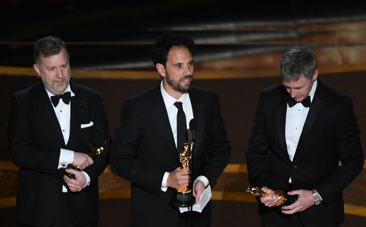 Greg Butler, Guillaume Rocherón y Dominic Tuohy reciben el Oscar a los mejores efectos especiales por “1917”.