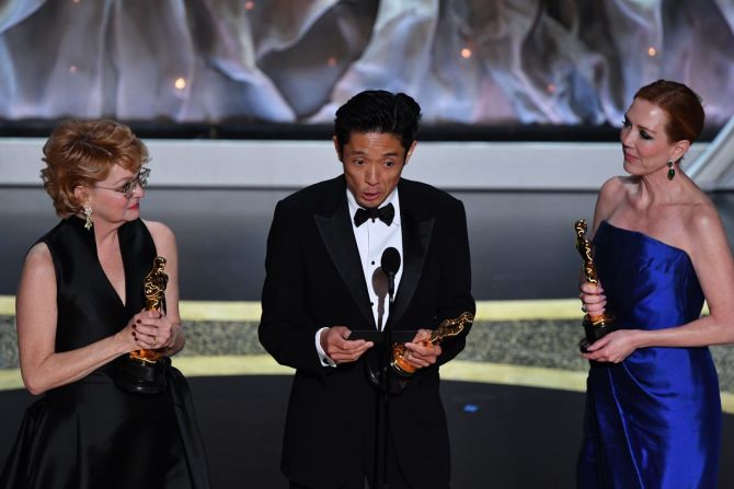 Vivian Baker, Kazu Hiro y Anne Morgan (de izquierda a derecha) reciben el Oscar al mejor maquillaje por la cinta “Bombshell”.