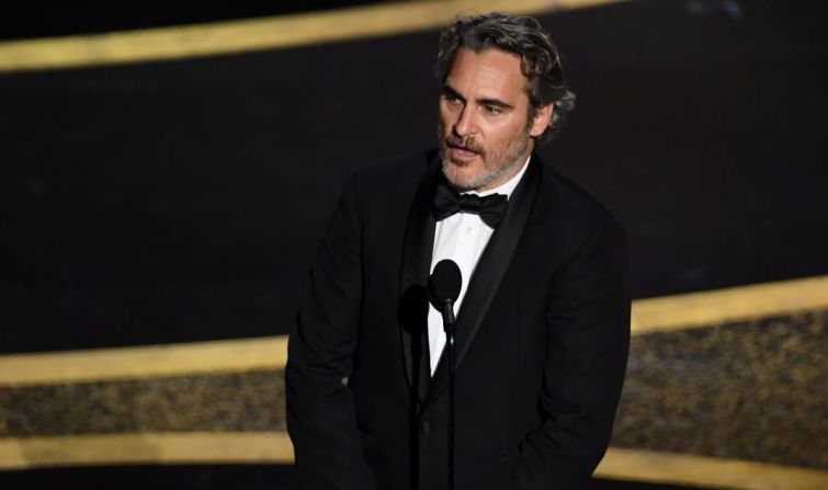 Joaquin Phoenix acepta el Oscar a mejor actor por su interpretación de Arthur Fleck, mejor conocido como “Joker”. Phoenix dedicó su discurso a denunciar las injusticias en el mundo y apeló por el amor y la compasión de los seres humanos. Además agradeció a las personas que le han dado segundas oportunidades.