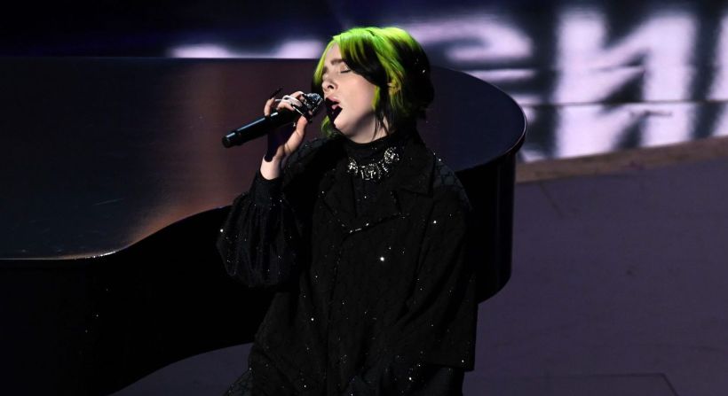 La cantante estadounidense Billie Eilish interpreta “Yesterday”, un tema original de los Beatles, durante el segmento “In Memoriam”, en el que la Academia rinde tributo a personalidades que fallecieron en el último año. Kobe Bryant, que ganó un Oscar en 2018, fue uno de los homenajeados.