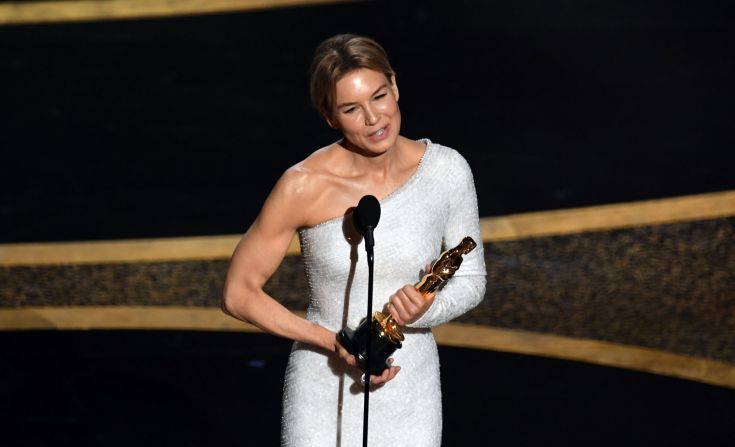 Renée Zellweger recibió el Oscar a mejor actriz por su interpretación de Judy Garland en la cinta “Judy”. En su discurso, Zellweger dedicó unas palabras a sus colegas nominadas y dijo que es un privilegio en compartir la nominación.