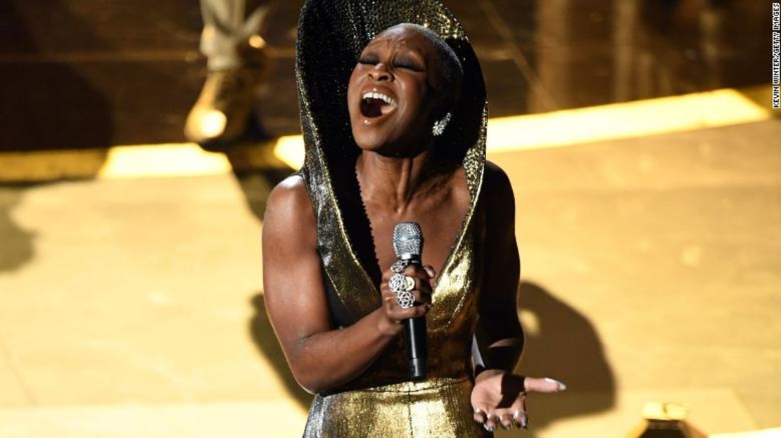 Cynthia Erivo actúa en el escenario durante la 92 Entrega de Premios de la Academia.