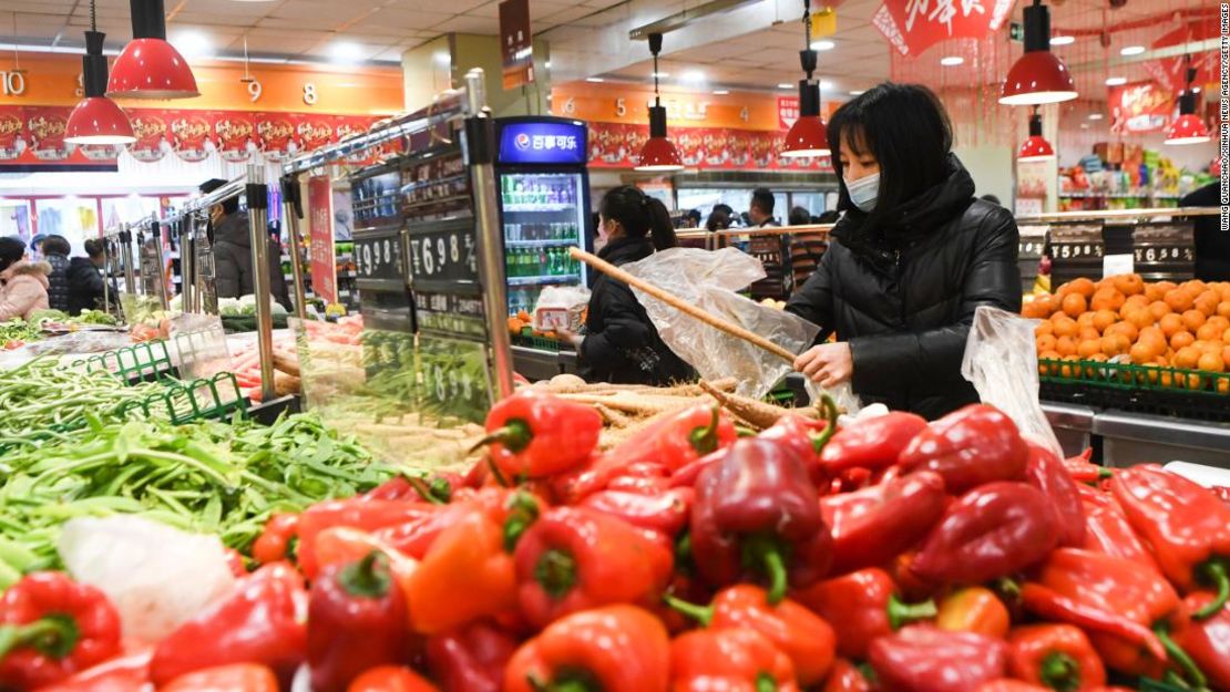 La gente compra vegetales en un supermercado en Yunyang County, en la provincia del suroeste de China, Chongqing, el 5 de febrero de 2020, en medio de un brote de coronavirus que ha hecho que aumenten los precios de los alimentos en el país.