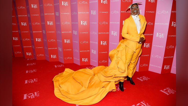 Para la gala "Love Ball III" del Consejo de Diseñadores de Moda de Estados Unidos (CFDA, por sus siglas en inglés), Porter apostó por un traje de cola amarillo diseñado por Francis Libiran.