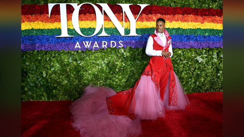 En los premios Tony, Porter usó un vestido diseñado por Celestino Couture, en el que reusaron parte de la cortina de "Kinky Boots", el musical de Broadway en el que interpretó a Lola, la protagonista.