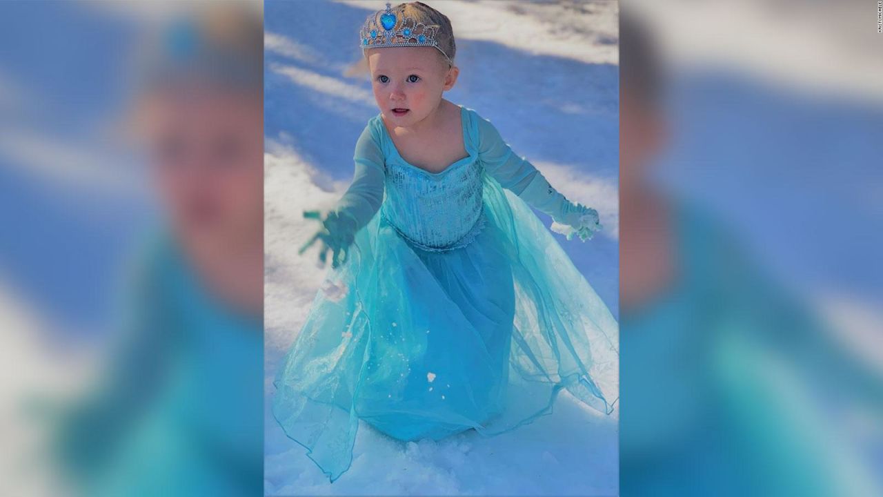 CNNE 773544 - nina interpretando a elsa de "frozen" se hace viral