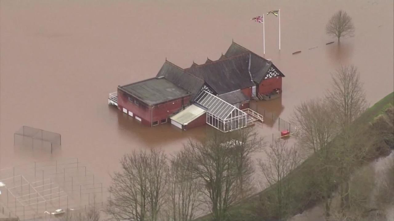 CNNE 773612 - tormenta ciara deja un muerto e inundaciones en reino unido