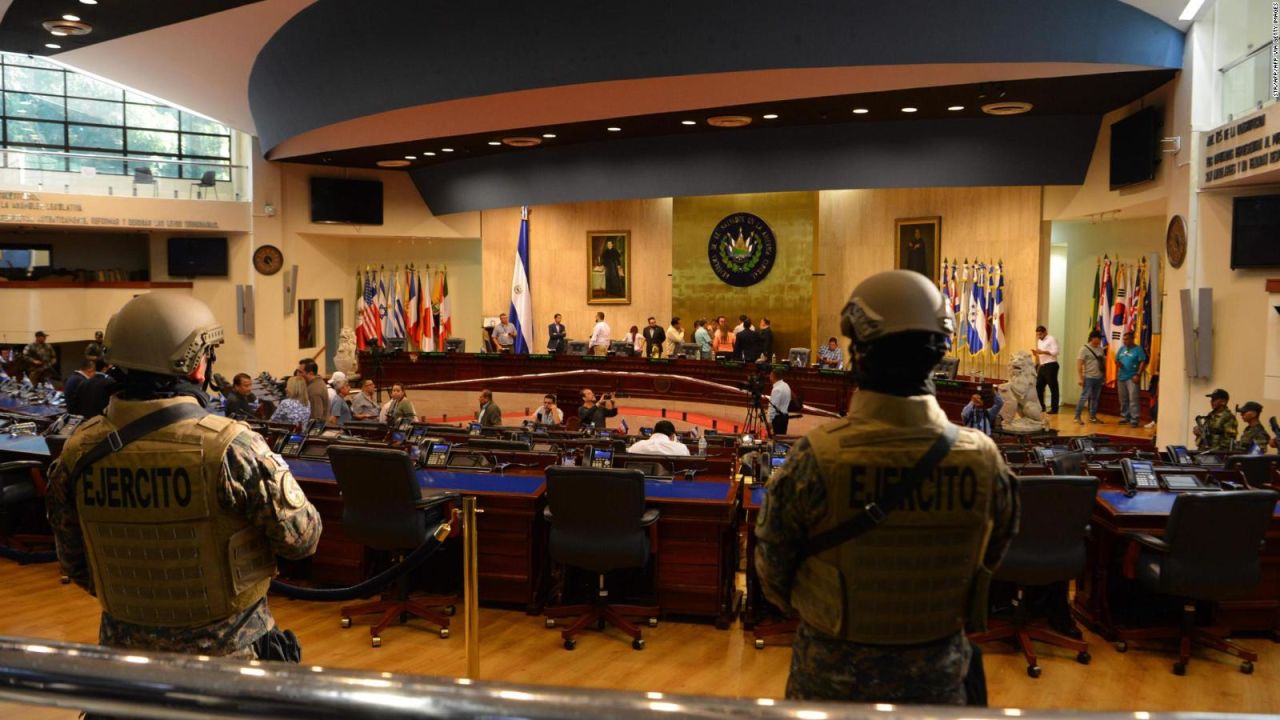 CNNE 774002 - diputados condenan presencia armada en asamblea legislativa de el salvador