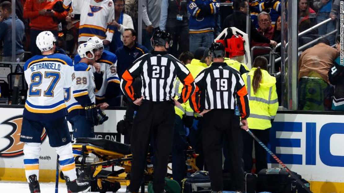 Jugadores de St. Louis Blues observan cómo los paramédicos atienden a Jay Bouwmeester después de que se desplomara en el banco durante el primer período del juego contra los Anaheim Ducks en el Honda Center el 11 de febrero de 2020 en Anaheim, California.