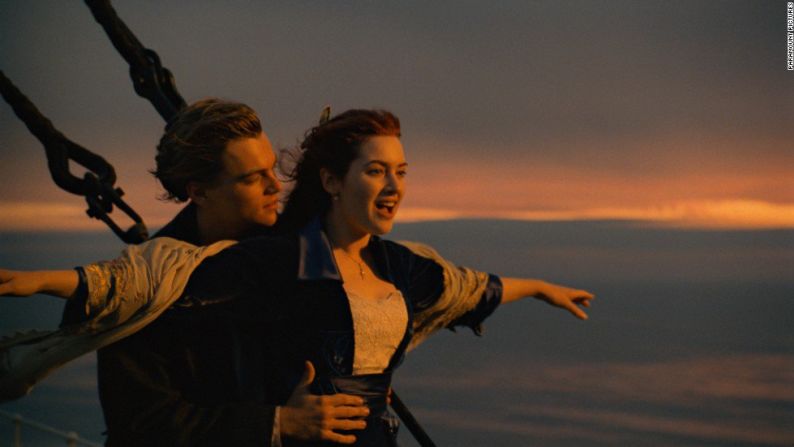 #1. "Titanic" se estrenó en 1997, fue dirigida por James Cameron y protagonizada por Leonardo DiCaprio y Kate Winslet. Esta es una de las películas con más nominaciones y premios de la Academia en la historia, con un total de 14 nominaciones y 11 estatuillas.
