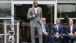 CNNE 775674 - lebron james- 193 becas universitarias para alumnos de su escuela