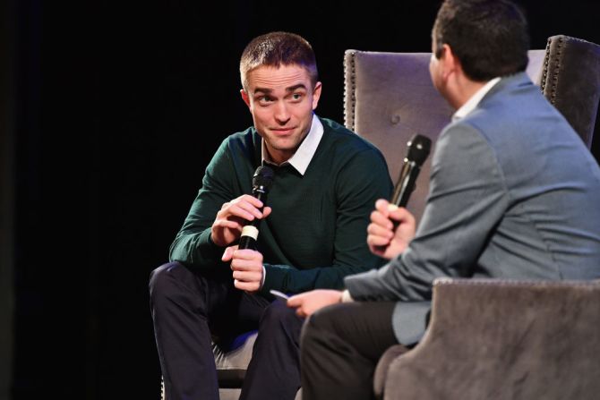 Robert Pattinson habla con Scott Feinberg durante el Festival de Cine de Savannah, Georgia, en 2017.