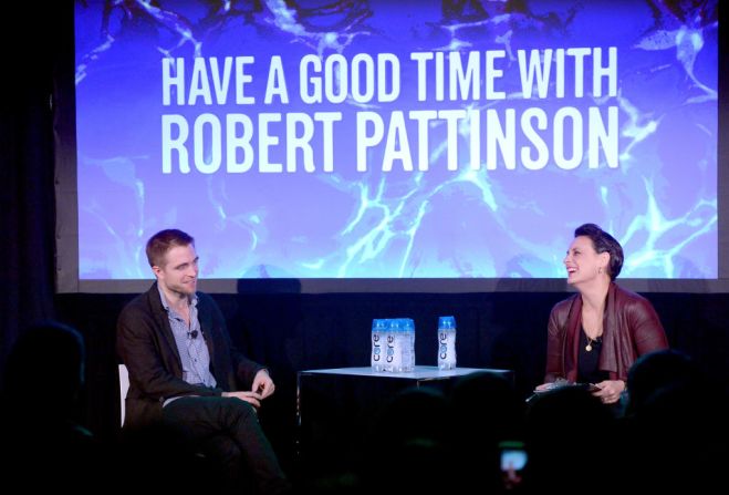 Pattinson y la periodista Stacy Wilson Hunt en el evento 'Pasa un buen rato con Robert Pattinson', parte del Vulture Festiva en Hollywood en 2017.