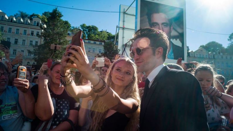 El actor posa con sus fans en el 53 Festival Internacional de Cine Karlovy Vary en República Checa en julio de 2018.