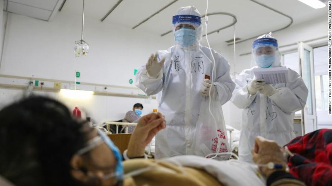 Personal médico verifica las condiciones de los pacientes en el Hospital Jinyintan, designado para tratar pacientes con coronavirus, en Wuhan.