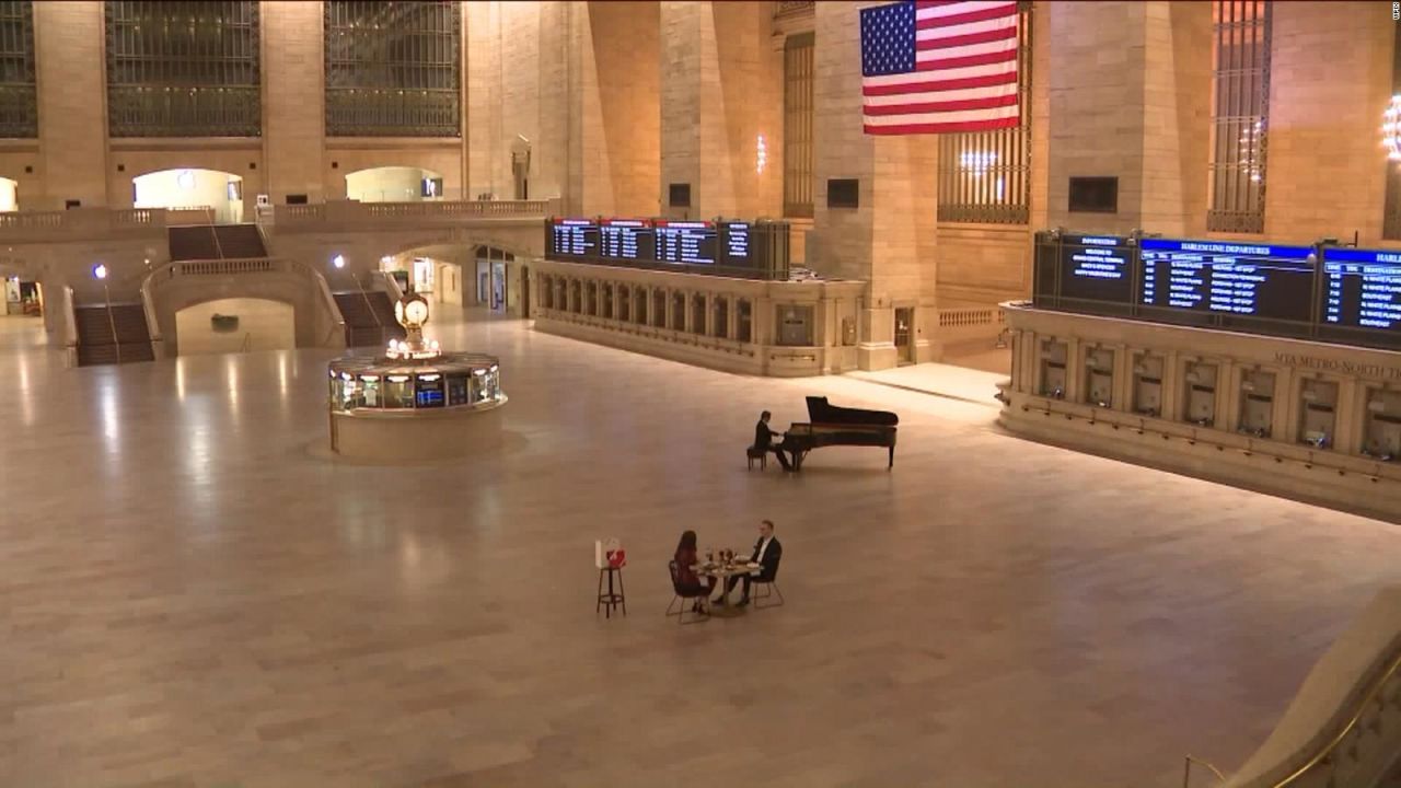 CNNE 776225 - pareja gano una cena en la estacion grand central vacia