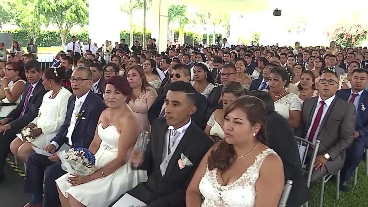 CNNE 776582 - dieron el "si" en una boda masiva en lima