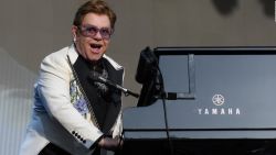 CNNE 776765 - diagnostican a elton john con neumonia durante una gira