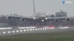 CNNE 776798 - aterrizaje casi vertical de un avion en plena tormenta