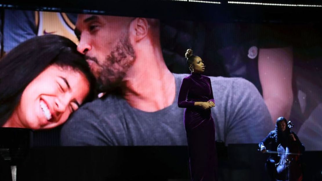 Jennifer Hudson durante el homenaje a Kobe Bryant y su hija en el Juego de Estrellas de la NBA.