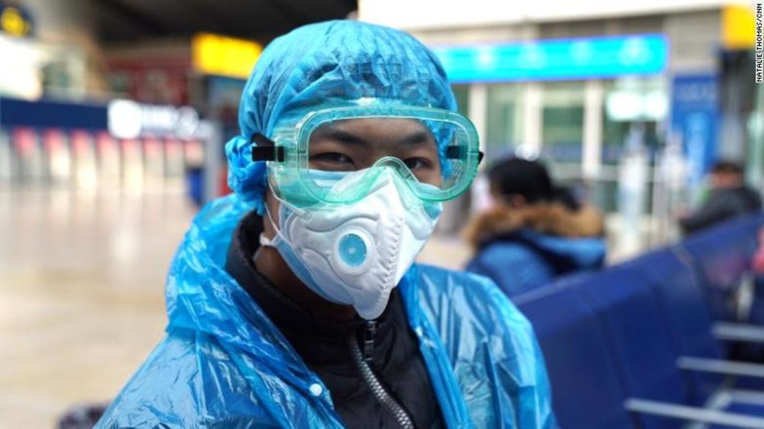 Un viajero en la estación de tren del sur de Beijing, totalmente cubierto, el 15 de febrero de 2020.