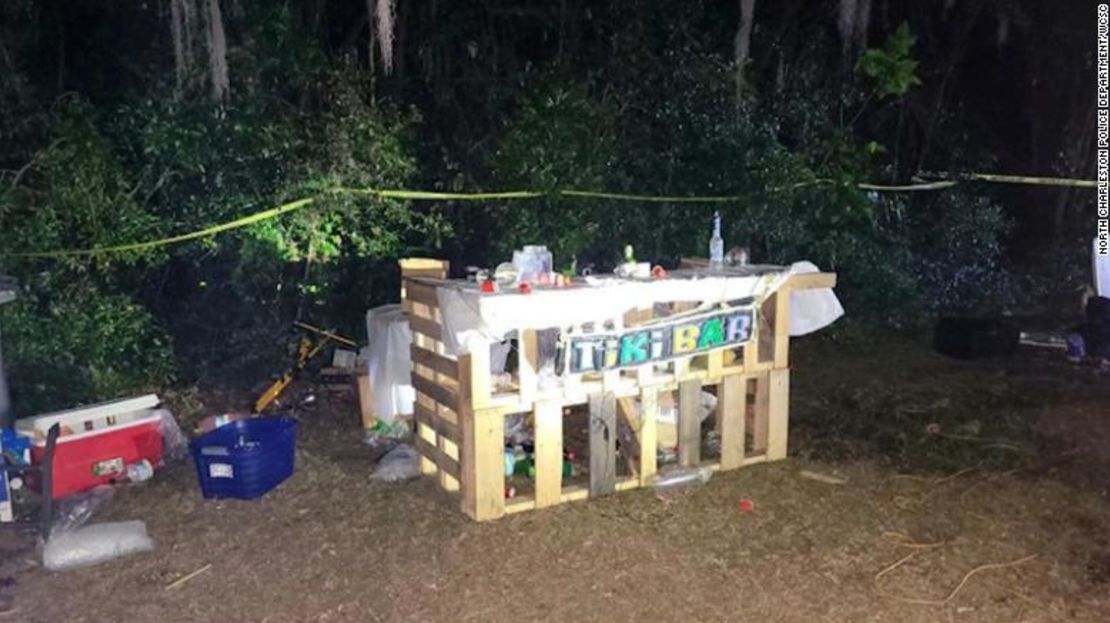 Imágenes de la escena en North Charleston, tomadas por la policía y proporcionadas por WCSC, afiliada de CNN, muestran un "tiki bar" improvisado, refrigeradores y bebidas esparcidos por el área, un escenario con grandes altavoces.