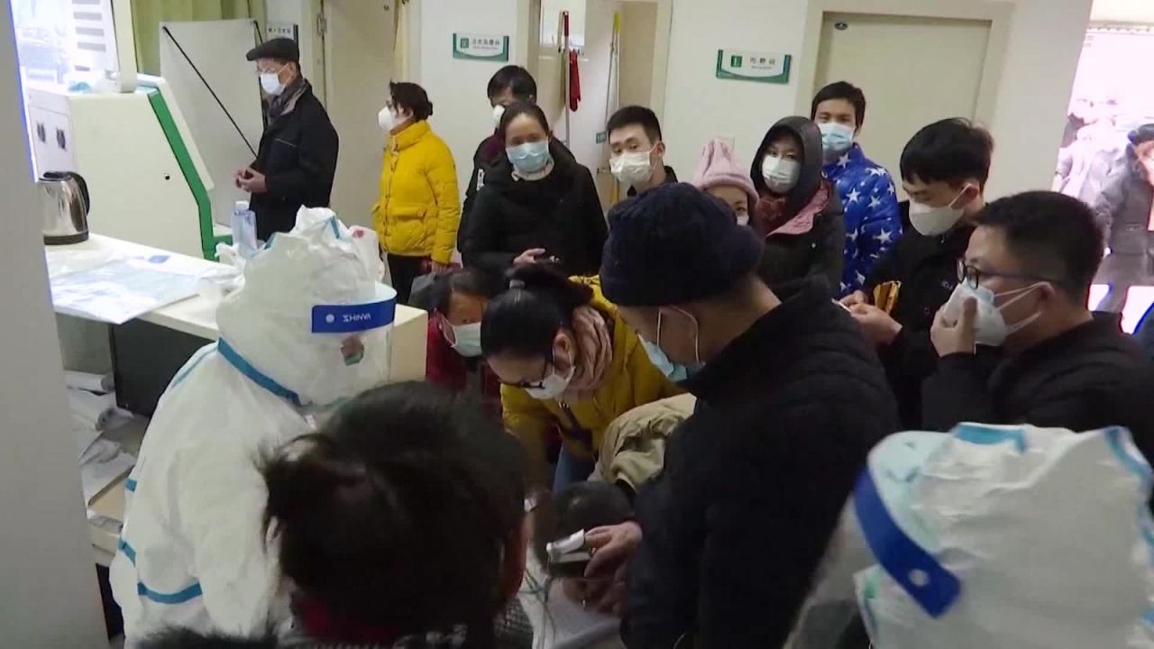 CNNE 777218 - wuhan- residentes con posibles sintomas de coronavirus piden ayuda