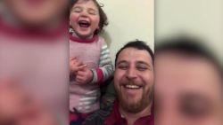 CNNE 777220 - un papa hace reir a carcajadas a su hija pese a la guerra en siria