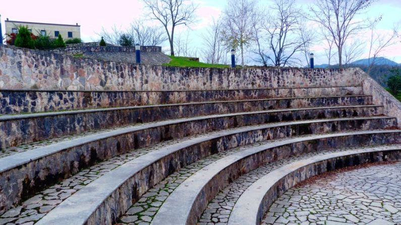 Elementos históricos: Un antiguo anfiteatro sigue en pie aquí, a pesar del daño infligido por el terremoto en 1980.