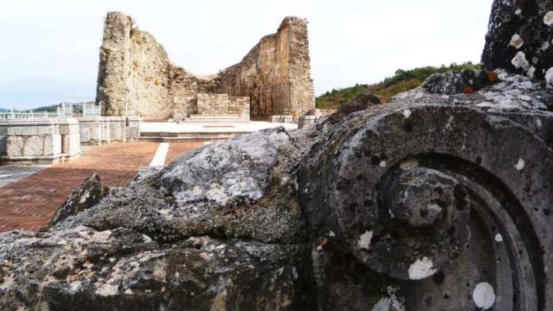 Puntos destacados: Las ruinas de la Chiesa Madre di San Nicola di Mira, que fue destruida por los terremotos al menos cuatro veces, todavía se encuentran en Teora.