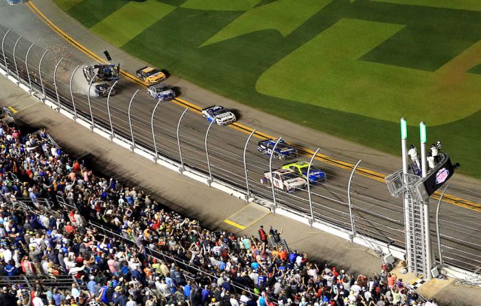 Ryan Newman lideraba la última vuelta de las 500 Millas de Daytona de NASCAR cuando su auto salió volando y se volteó varias veces.