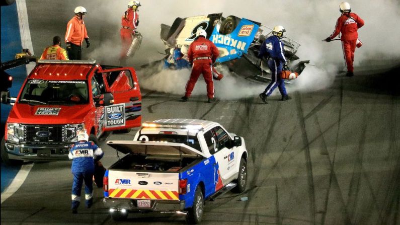 El piloto de 42 años está en su decimonovena temporada completa en la serie de la Copa NASCAR, según su perfil en el sitio web de la asociación. En 2008 ganó las 500 de Daytona y tiene 18 victorias en la serie, según el sitio web.