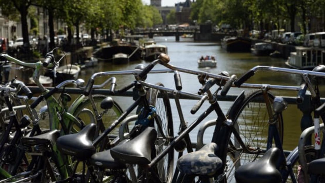 Recorrer Amsterdam en bicicleta sigue siendo una de las actividades principales para los turistas en la ciudad.