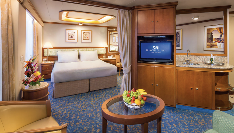 Así luce una suite del Princess Diamond, según se muestra en el sitio web de Princess Cruise Lines. El espacio, entre los 43 y 87 metros cuadrados, incluyendo un balcón, tiene además de la habitación una sala de estar separada con sofá cama, silla y mesas. Cuenta con un refrigerador y escritorio con asiento. Las siguientes imágenes corresponden a la manera en que la página web de la compañía promociona sus habitaciones.