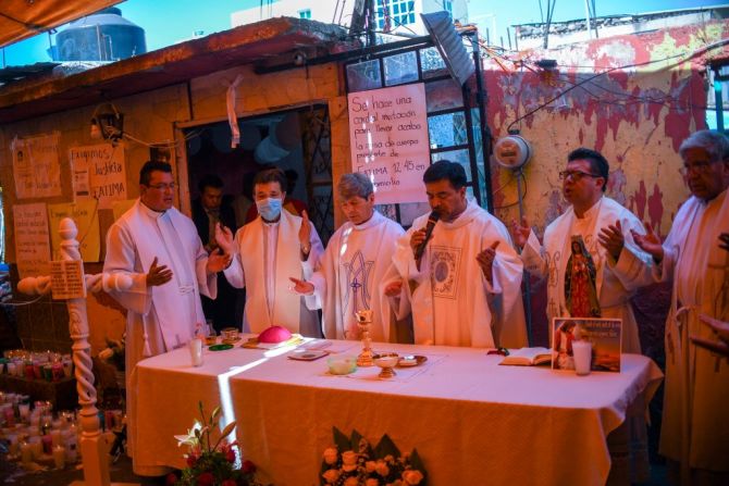 Sacerdotes dan la misa en el velorio de Fátima en Ciudad de México.