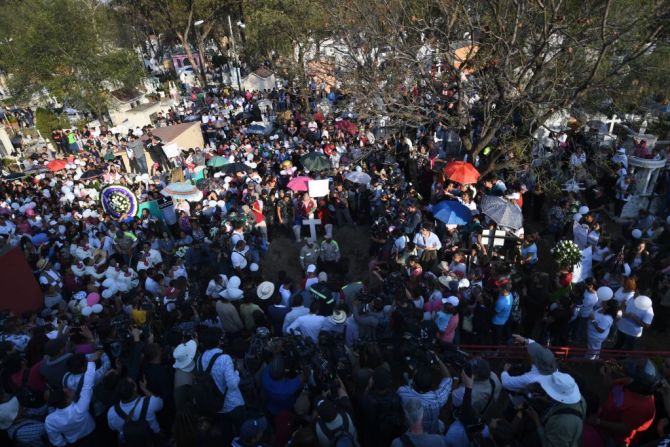 Personas asisten al funeral de Fátima. Las autoridades mexicanas publicaron un video que muestra que la niña habría sido sustraída de la escuela por una mujer. Según la Fiscalía, cuando la madre de Fátima llegó a recogerla, su hija ya no estaba.