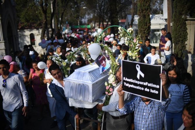 Varias personas cargan el ataúd de Fátima hacia el cementerio en Ciudad de México, donde fue encontrado su cuerpo después de haber sido reportada como desaparecida.